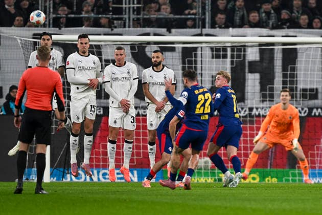 Free kick Goal chance David Raum Leipzig 22 28 11 2025 Soccer Borussia Moenchengladbach vs RB Leipzig, Borussia Park, Moenchengladbach, DFB DFL REGULATIONS PROHIBIT ANY USE OF PHOTOGRAPHS AS IMAGE SEQUENCES AND OR QUASI VIDEO Copyright: xpepphotox xHorstxMauelshagenx pep00321, pep_20251128_hm_210273