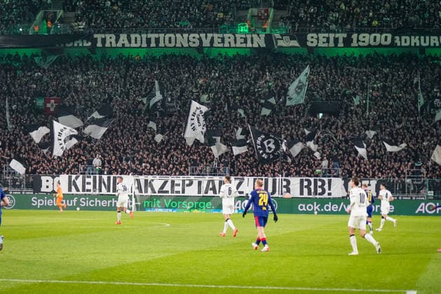 Germany Bundesliga 2025 26, 12 Matchday Borussia Mönchengladbach vs RB Leipzig Borussia Park Mönchengladbach Borussia fans with a clear opinion of RB as a traditional club Mönchengladbach North Rhine-Westphalia Germany Copyright: xJOERANxSTEINSIEKx