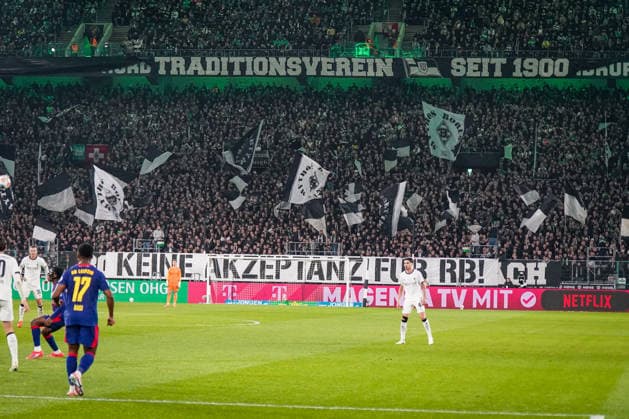 Germany Bundesliga 2025 26, 12 Matchday Borussia Mönchengladbach vs RB Leipzig Borussia Park Mönchengladbach Borussia fans with a clear opinion of RB as a traditional club Mönchengladbach North Rhine-Westphalia Germany Copyright: xJOERANxSTEINSIEKx
