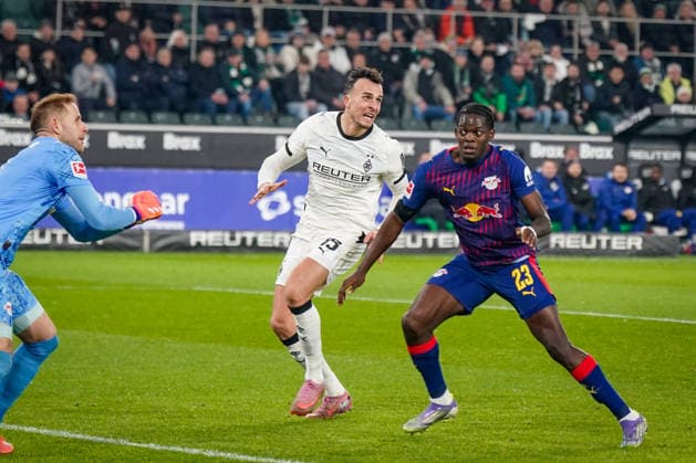 Germany Soccer Bundesliga 2025 26, 12 Matchday Borussia Mönchengladbach vs RB Leipzig Borussia Park Mönchengladbach Castello Lukeba RB Leipzig, 23 PÃ ter Gulacsi Peter Gulacsi RB Leipzig, 1 Haris Tabakovic Borussia Mönchengladbach, 15 Mönchengladbach North Rhine-Westphalia Germany Copyright: xJOERANxSTEINSIEKx