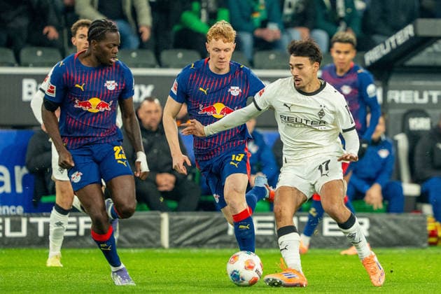Jens Castrop Borussia Moenchengladbach, 17 vs Nicolas Seiwald RB Leipzig, 13 and Castello Lukeba RB Leipzig, 23 VfL Borussia Moenchengladbach vs RB Leipzig, Football, 1 Bundesliga, Matchday 12, Season 2025 2026, 28 11 2025 DFL REGULATES PROHIBIT ANY USE OF PHOTOGRAPHS AS IMAGE SEQUENCES AND OR QUASI VIDEO VfL Borussia Moenchengladbach vs RB Leipzig, Football, 1 Bundesliga, Matchday 12, Season 2025 2026, 28 11 2025 Moenchengladbach Copyright: xEibner-Pressefoto J.xDerondeaux EP_JDU
