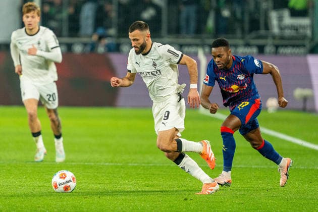 Franck Honorat Borussia Moenchengladbach, 09 and Ridle Baku RB Leipzig, 17 in running duel VfL Borussia Moenchengladbach vs RB Leipzig, Soccer, 1 Bundesliga, Matchday 12, Season 2025 2026, 28 11 2025 DFL REGULATES PROHIBIT ANY USE OF PHOTOGRAPHS AS IMAGE SEQUENCES AND OR QUASI VIDEO VfL Borussia Moenchengladbach vs RB Leipzig, Football, 1 Bundesliga, Matchday 12, Season 2025 2026, 28 11 2025 Moenchengladbach Copyright: xEibner-Pressefoto J.xDerondeaux EP_JDU