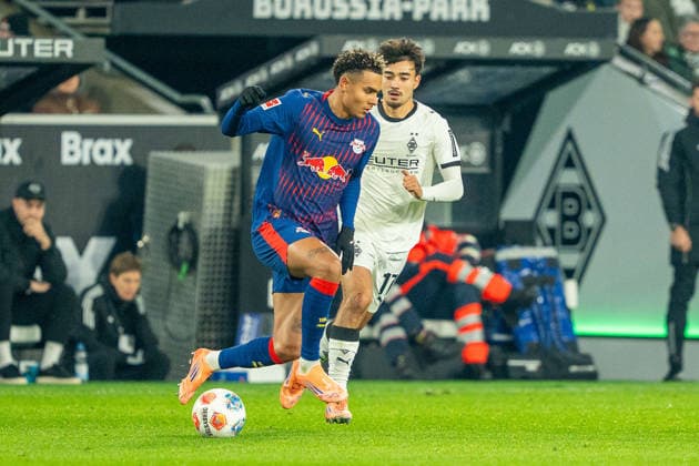 Jens Castrop Borussia Moenchengladbach, 17 and Antonio Nusa RB Leipzig, 07 VfL Borussia Moenchengladbach vs RB Leipzig, Football, 1 Bundesliga, Matchday 12, Season 2025 2026, 28 11 2025 DFL REGULATES PROHIBIT ANY USE OF PHOTOGRAPHS AS IMAGE SEQUENCES AND OR QUASI VIDEO VfL Borussia Moenchengladbach vs RB Leipzig, Football, 1 Bundesliga, Matchday 12, Season 2025 2026, 28 11 2025 Moenchengladbach Copyright: xEibner-Pressefoto J.xDerondeaux EP_JDU