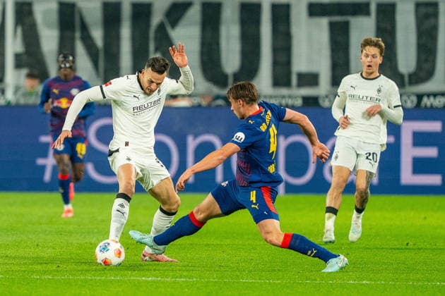 Haris Tabakovic Borussia Moenchengladbach, 15 vs Willi Orban RB Leipzig, 04 VfL Borussia Moenchengladbach vs RB Leipzig, Football, 1 Bundesliga, Matchday 12, Season 2025 2026, 28 11 2025 DFL REGULATES PROHIBIT ANY USE OF PHOTOGRAPHS AS IMAGE SEQUENCES AND OR QUASI VIDEO VfL Borussia Moenchengladbach vs RB Leipzig, Football, 1 Bundesliga, Matchday 12, Season 2025 2026, 28 11 2025 Moenchengladbach Copyright: xEibner-Pressefoto J.xDerondeaux EP_JDU