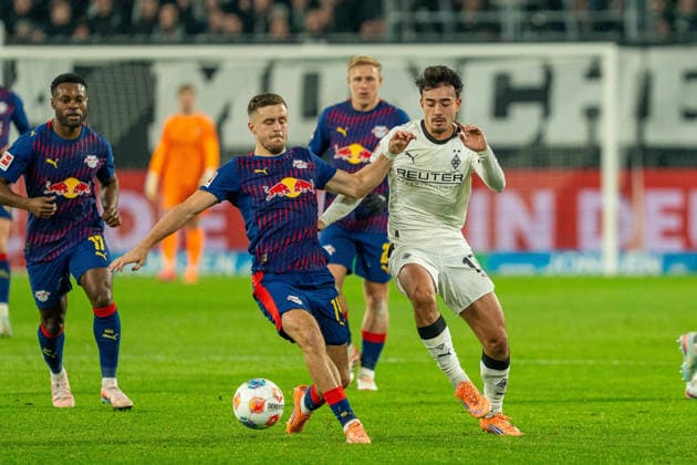 Jens Castrop Borussia Moenchengladbach, 17 vs Christoph Baumgartner RB Leipzig, 14 VfL Borussia Moenchengladbach vs RB Leipzig, Football, 1 Bundesliga, Matchday 12, Season 2025 2026, 28 11 2025 DFL REGULATES PROHIBIT ANY USE OF PHOTOGRAPHS AS IMAGE SEQUENCES AND OR QUASI VIDEO VfL Borussia Moenchengladbach vs RB Leipzig, Football, 1 Bundesliga, Matchday 12, Season 2025 2026, 28 11 2025 Moenchengladbach Copyright: xEibner-Pressefoto J.xDerondeaux EP_JDU