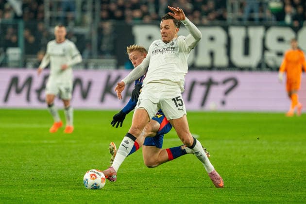 Haris Tabakovic Borussia Moenchengladbach, 15 and Xaver Schlager RB Leipzig, 24 VfL Borussia Moenchengladbach vs RB Leipzig, Football, 1 Bundesliga, Matchday 12, Season 2025 2026, 28 11 2025 DFL REGULATES PROHIBIT ANY USE OF PHOTOGRAPHS AS IMAGE SEQUENCES AND OR QUASI VIDEO VfL Borussia Moenchengladbach vs RB Leipzig, Football, 1 Bundesliga, Matchday 12, Season 2025 2026, 28 11 2025 Moenchengladbach Copyright: xEibner-Pressefoto J.xDerondeaux EP_JDU
