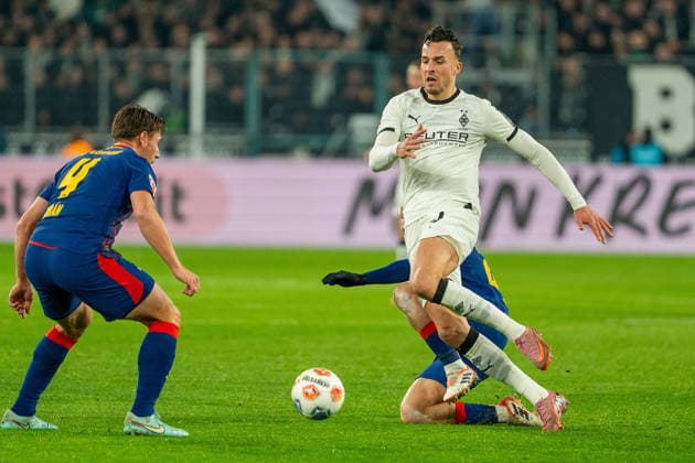 Haris Tabakovic Borussia Moenchengladbach, 15 and Xaver Schlager RB Leipzig, 24 VfL Borussia Moenchengladbach vs RB Leipzig, Football, 1 Bundesliga, Matchday 12, Season 2025 2026, 28 11 2025 DFL REGULATES PROHIBIT ANY USE OF PHOTOGRAPHS AS IMAGE SEQUENCES AND OR QUASI VIDEO VfL Borussia Moenchengladbach vs RB Leipzig, Football, 1 Bundesliga, Matchday 12, Season 2025 2026, 28 11 2025 Moenchengladbach Copyright: xEibner-Pressefoto J.xDerondeaux EP_JDU
