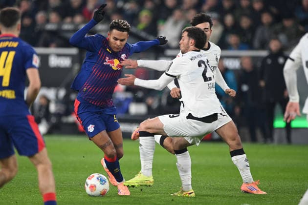 Antonio NUSA L vs Joe SCALLY MG Action, duel, Football 1 Bundesliga Season 2025 2026, 12 Matchday, Matchday12, matchday12, Borussia Moenchengladbach MG RB Leipzig L on 28 11 2025 BORUSSIA PARK Moenchengladbach DFL regulations prohibit any use of photographs as image sequences and or quasi video ÃÂ