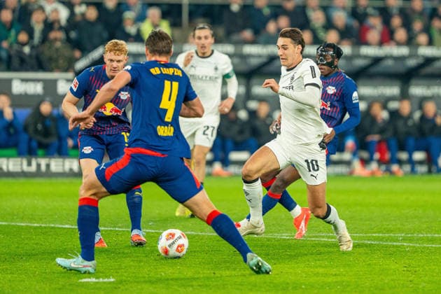 Florian Neuhaus Borussia Moenchengladbach, 10 goes into the 16 against Willi Orban RB Leipzig, 04 and Nicolas Seiwald RB Leipzig, 13 VfL Borussia Moenchengladbach vs RB Leipzig, Football, 1 Bundesliga, Matchday 12, Season 2025 2026, 28 11 2025 DFL REGULATES PROHIBIT ANY USE OF PHOTOGRAPHS AS IMAGE SEQUENCES AND OR QUASI VIDEO VfL Borussia Moenchengladbach vs RB Leipzig, Football, 1 Bundesliga, Matchday 12, Season 2025 2026, 28 11 2025 Moenchengladbach Copyright: xEibner-Pressefoto J.xDerondeaux EP_JDU