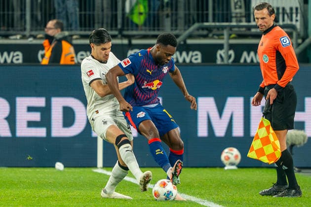 Duel between Ridle Baku RB Leipzig, 17 and Kevin Diks Borussia Moenchengladbach, 04 VfL Borussia Moenchengladbach vs RB Leipzig, Football, 1 Bundesliga, Matchday 12, Season 2025 2026, 28 11 2025 DFL REGULATES PROHIBIT ANY USE OF PHOTOGRAPHS AS IMAGE SEQUENCES AND OR QUASI VIDEO VfL Borussia Moenchengladbach vs RB Leipzig, Football, 1 Bundesliga, Matchday 12, Season 2025 2026, 28 11 2025 Moenchengladbach Copyright: xEibner-Pressefoto J.xDerondeaux EP_JDU
