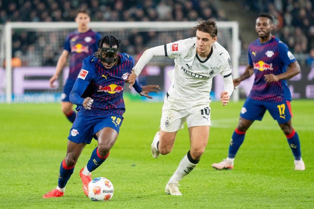 28 11 2025, Soccer 1 Bundesliga, Season 2025 2026, Matchday 12, Borussia Moenchengladbach RB Leipzig at Borussia Park in Moenchengladbach duel between Yan Diomonde RB Leipzig, 49 and Florian Neuhaus Borussia Moenchengladbach, 10 Important note In accordance with the regulations of the DFL German Football League and the DFB German Football Association, it is prohibited to utilize or have utilized photographs taken in the stadium or of the match in the form of sequential images or video-like photo series Foto Kirchner Media Thomas Haesler Copyright: xKirchner-Media ThomasxHaeslerx