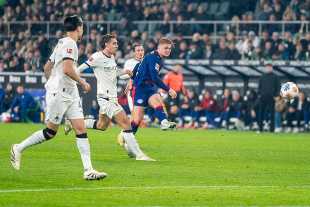 28 11 2025, Soccer 1 Bundesliga, Season 2025 2026, Matchday 12, Borussia Moenchengladbach RB Leipzig at Borussia Park in Moenchengladbach Florian Neuhaus Borussia Moenchengladbach, 10 cannot prevent the shot by Conrad Harder Schandorff RB Leipzig, 11 Important note According to the regulations of the DFL German Football League and the DFB German Football Association, it is prohibited to use or have used photographs taken in the stadium or of the match in the form of sequential images or video-like photo series Foto Kirchner Media Thomas Haesler Copyright: xKirchner-Media ThomasxHaeslerx