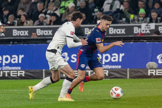 28 11 2025, Soccer 1 Bundesliga, Season 2025 2026, Matchday 12, Borussia Moenchengladbach RB Leipzig at Borussia Park in Moenchengladbach duel between Joe Scally Borussia Moenchengladbach, 29 and Christoph Baumgartner RB Leipzig, 14 Important note In accordance with the regulations of the DFL German Football League and the DFB German Football Association, it is prohibited to use or have used photographs taken in the stadium or of the match in the form of sequential images or video-like photo series Foto Kirchner Media Thomas Haesler Copyright: xKirchner-Media ThomasxHaeslerx