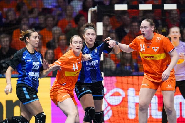 2025-11-28 Netherlands v Argentina - IHF World Women s Handball Championship ROTTERDAM, NETHERLANDS - NOVEMBER 28: Lucia Dalle Crode of Argentina, Nikita van der Vliet of the Netherlands, Romee Maarschalkerweerd of the Netherlands during the IHF World Women s Handball Championship match between Netherlands and Argentina at Ahoy on November 28, 2025 in Rotterdam, Netherlands. Rotterdam Ahoy Netherlands Content not available for redistribution in The Netherlands directly or indirectly through any third parties. Copyright: xHenkxSeppenx