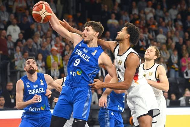 Norris Agbakoko GER , action,duel against Roman Sorkin ISR Basketball Laenderspiel WM Laenderspiel Qualifikation Deutschland GER Israel ISR 89 69 am 28 11 2025 rtiopharm Arena Neu Ulm Â
