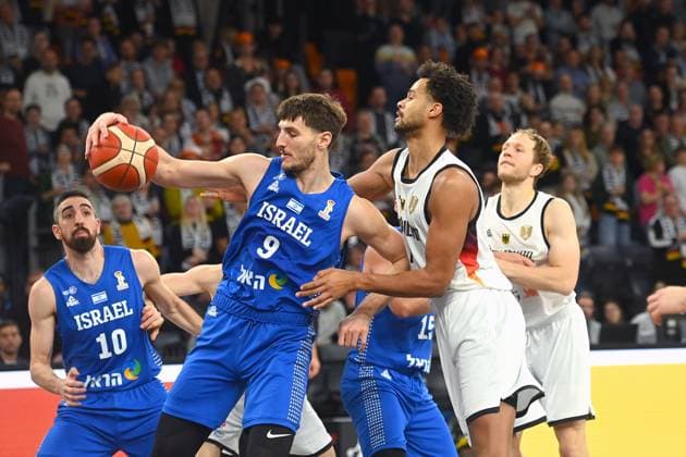 Norris Agbakoko GER , action,duel against Roman Sorkin ISR Basketball Laenderspiel WM Laenderspiel Qualifikation Deutschland GER Israel ISR 89 69 am 28 11 2025 rtiopharm Arena Neu Ulm Â