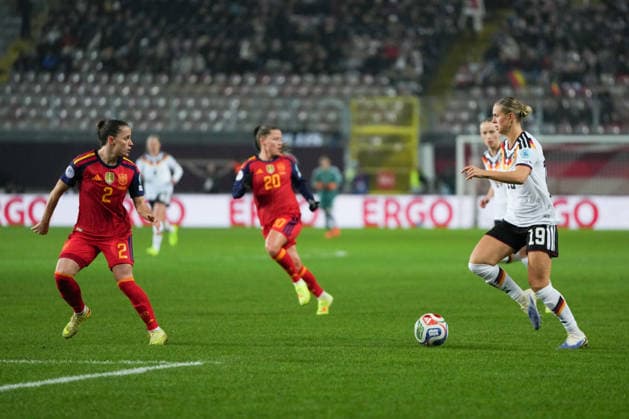 UEFA WOMEN S NATIONS LEAGUE Germany vs Spain, 28 11 025 duel between Ona Batlle Spain, 2 and Klara Bühl Germany, 19 UEFA WOMEN S NATIONS LEAGUE Germany vs Spain, Fritz Walter Stadion, 28 11 025 DFB DFL REGULATIONS PROHIBIT ANY USE OF PHOTOGRAPHS AS IMAGE SEQUENCES AND OR QUASI VIDEO Copyright: xBEAUTIFULxSPORTS Boscox