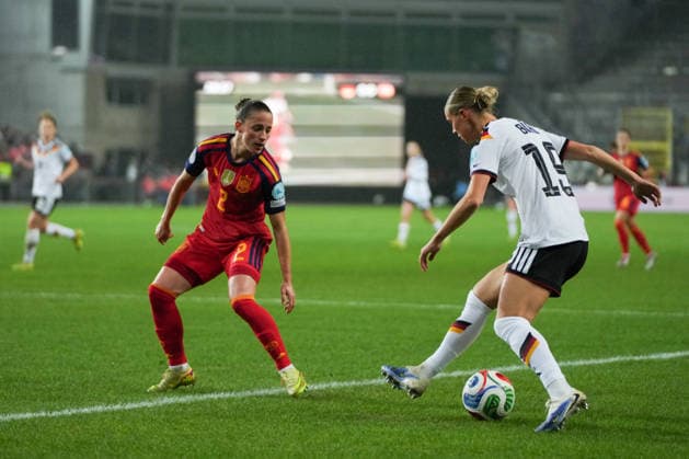 UEFA WOMEN S NATIONS LEAGUE Germany vs Spain, 28 11 025 duel between Ona Batlle Spain, 2 and Klara Bühl Germany, 19 UEFA WOMEN S NATIONS LEAGUE Germany vs Spain, Fritz Walter Stadion, 28 11 025 DFB DFL REGULATIONS PROHIBIT ANY USE OF PHOTOGRAPHS AS IMAGE SEQUENCES AND OR QUASI VIDEO Copyright: xBEAUTIFULxSPORTS Boscox