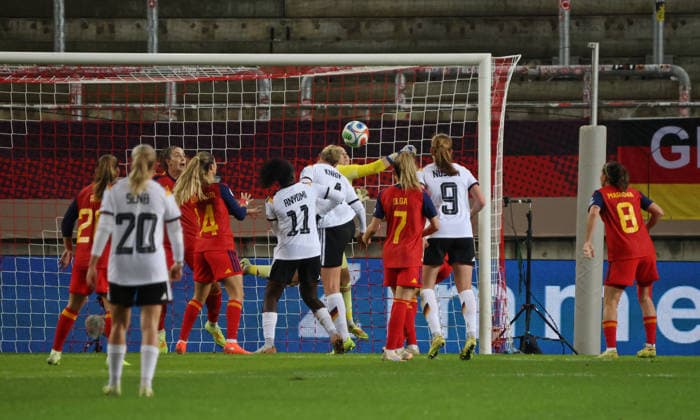 28 11 2025, Football, Women, UEFA Women s Nations League Final 2025, Germany Spain, Cata Coll Spain saves from Rebecca Knaak Germany Kaiserslautern Fritz Walter Stadion Rheinland Pfalz Germany DEU Copyright: xFabianxKleerx