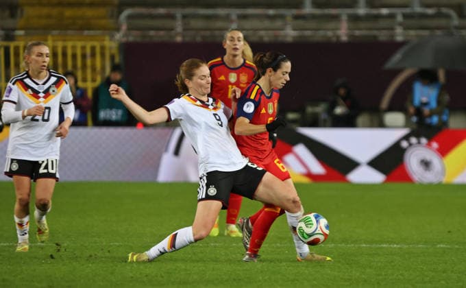 28 11 2025, Football, Women, UEFA Women s Nations League Final 2025, Germany Spain, Sjoeke Nüsken Germany Aitana Bonmati Spain Kaiserslautern Fritz Walter Stadion Rheinland Pfalz Germany DEU Copyright: xFabianxKleerx