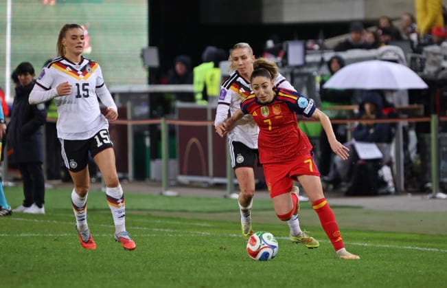 28 11 2025, Football, Women, UEFA Women s Nations League Final 2025, Germany Spain, Selina Cerci Germany Elisa Senss Germany Olga Carmona Spain Kaiserslautern Fritz Walter Stadium Rhineland-Palatinate Germany DEU Copyright: xFabianxKleerx