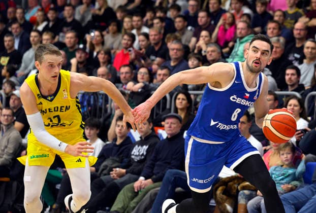 L-R Ludde Hakanson (SWE) and Tomas Satoransky (CZE) in action during the 2027 European Championship, EM, Europameisterschaft men s basketball qualifier, Group H, Czech Republic vs Sweden in Prague, Czech Republic, November 28, 2025. (CTKxPhoto KaterinaxSulova) CTKPhotoP2025112807651  CTKPhotoP2025112807651