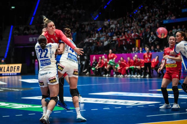 Andela Janjusevic Serbia, 15 prevails against Elin Rosa Magnusdottir Iceland, 22 and Matthildur Lilja Jonsdottir Iceland, 43 GER, Serbia Iceland, Handball World Championship, Preliminary Round, Group C, 28 11 2025 GER, Serbia Iceland, Handball World Championship, Preliminary Round, Group C, 28 11 2025 Stuttgart Copyright: xSandyxDinkelackerx EP_SDR