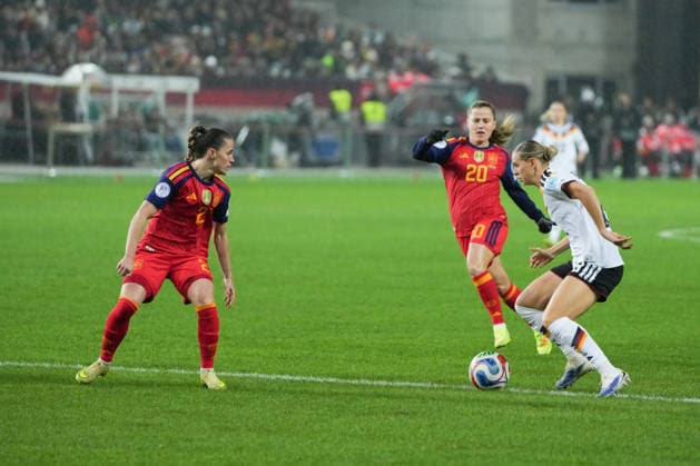 UEFA WOMEN S NATIONS LEAGUE Germany vs Spain, 28 11 025 duel between Ona Batlle Spain, 2 and Klara Bühl Germany, 19 UEFA WOMEN S NATIONS LEAGUE Germany vs Spain, Fritz Walter Stadion, 28 11 025 DFB DFL REGULATIONS PROHIBIT ANY USE OF PHOTOGRAPHS AS IMAGE SEQUENCES AND OR QUASI VIDEO Copyright: xBEAUTIFULxSPORTS Boscox