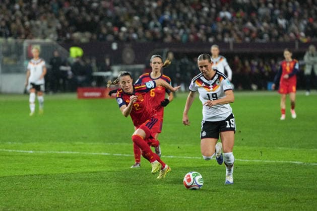 UEFA WOMEN S NATIONS LEAGUE Germany vs Spain, 28 11 025 Duel between Ona Batlle Spain, 2 and Klara Bühl Germany, 19 Duel between Jule Brand Germany, 22 and Irene Paredes Spain, 4 UEFA WOMEN S NATIONS LEAGUE Germany vs Spain, Fritz Walter Stadion, 28 11 025 DFB DFL REGULATIONS PROHIBIT ANY USE OF PHOTOGRAPHS AS IMAGE SEQUENCES AND OR QUASI VIDEO Copyright: xBEAUTIFULxSPORTS Boscox
