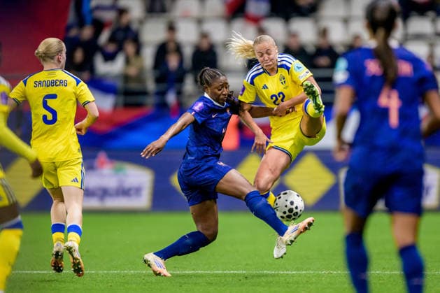 251128 Kadidiatou Diani of France and Elma Junttila Nelhage of Sweden during the Women s Nations League bronze medal football match between France and Sweden on November 28, 2025 in Reims Photo Ludvig Thunman BILDBYRAN kod LT LT0755 fotboll football soccer fotball nations league uefa womens nations league frankrike sverige sweden dam bbeng  Copyright: LUDVIGxTHUNMAN BB251128LT044