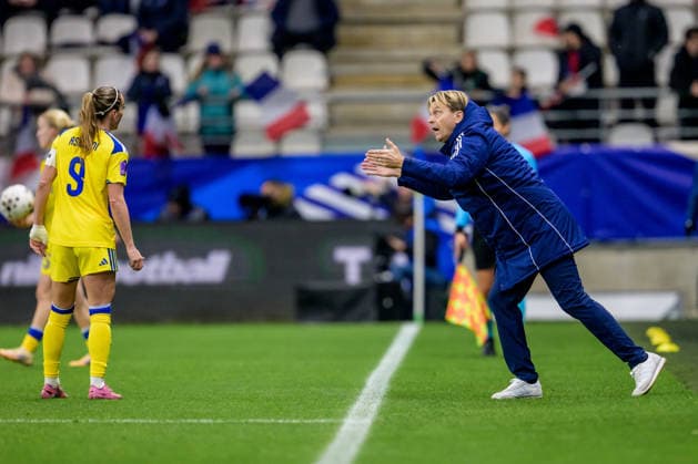 251128 Head coach Tony Gustavsson of Sweden during the Women s Nations League bronze medal football match between France and Sweden on November 28, 2025 in Reims Photo Ludvig Thunman BILDBYRAN code LT LT0755 fotboll football soccer fotball nations league uefa womens nations league frankrike sverige sweden dam bbeng  Copyright: LUDVIGxTHUNMAN BB251128LT049