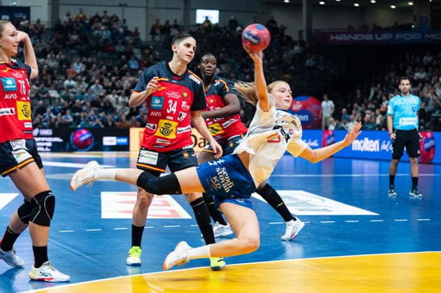 ZACHARIASEN LÍV (17 FAROE ISLANDS) takes a shot at goal during the IHF Women s Handball World Championship, WM, Weltmeisterschaft game between Spain and Faroe Islands at the SWT Arena in Trier, Germany Copyright: xMartinxPitschx xSPPx Sportspressphoto_SPR66782