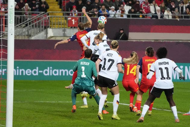 Rebecca Knaak Germany, 4 clears Kaiserslautern 28 11 2025 Germany vs Spain, Fritz Walter Stadion, Womens UEFA Nations League 2025, Final, First leg