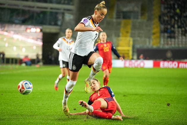 Football UEFA Women s Nations League, Final Match 1, Germany Spain on 28 11 2025 in Kaiserslautern Fritz Walter Stadion , Germany, Season 2025 2026 Giulia Gwinn 7, GER in duel with Olga Carmona 7, ESP Kaiserslautern Fritz Walter Stadion Germany Copyright: xChristophxKinzingerx