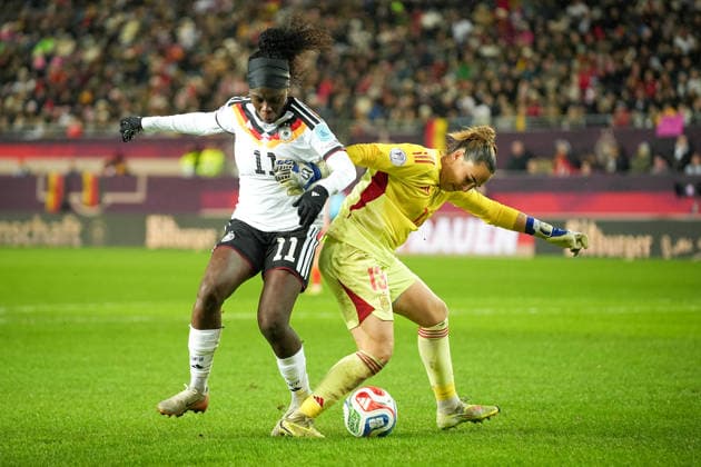 Football UEFA Women s Nations League, Final Match 1, Germany Spain on 28 11 2025 in Kaiserslautern Fritz Walter Stadion , Germany, Season 2025 2026 Penalty area scene between Cata Coll 13, ESP and Nicole Anyomi 11, GER Kaiserslautern Fritz Walter Stadion Germany Copyright: xChristophxKinzingerx
