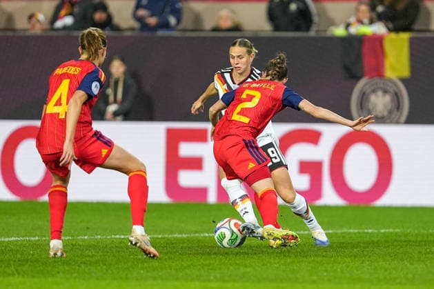 Football UEFA Women s Nations League, Final Match 1, Germany Spain on 28 11 2025 in Kaiserslautern Fritz Walter Stadion , Germany, Season 2025 2026 Klara Bühl 19, GER in duel with Ona Batlle 2, ESP Kaiserslautern Fritz Walter Stadion Germany Copyright: xChristophxKinzingerx