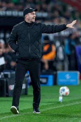 28 11 2025, Soccer, Borussia Mönchengladbach RB Leipzig, 1 Soccer Bundesliga, Matchday 12, Borussia Park, Season 2025 2026 Head coach Ole Werner RB Leipzig hc gesticulating on the sidelines DFB regulations prohibit any use of photographs as image sequences and or quasi video North Rhine-Westphalia Germany