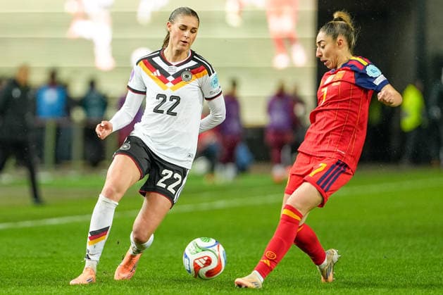 Football UEFA Women s Nations League, Final Match 1, Germany Spain on 28 11 2025 in Kaiserslautern Fritz Walter Stadion , Germany, Season 2025 2026 Jule Brand 22, GER in duel with Olga Carmona 7, ESP Kaiserslautern Fritz Walter Stadion Germany Copyright: xChristophxKinzingerx