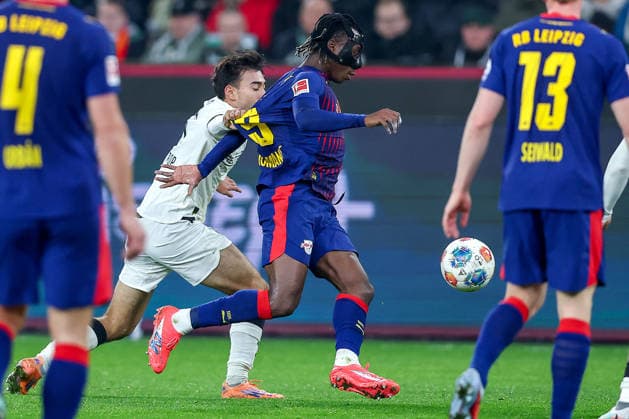 28 11 2025, Football, Borussia Mönchengladbach RB Leipzig, 1 Soccer Bundesliga, Matchday 12, Borussia Park, Season 2025 2026 Jens Castrop Borussia Mönchengladbach 17 in duel against Yan Diomande RB Leipzig 49 DFB regulations prohibit any use of photographs as image sequences and or quasi video Nordrhein Westfalen Germany