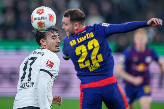 28 11 2025, Football, Borussia Mönchengladbach RB Leipzig, 1 Football Bundesliga, 12 Matchday, Borussia Park, Season 2025 2026 Jens Castrop Borussia Mönchengladbach 17 looks after the ball David Raum RB Leipzig 22 has conquered at the header DFB regulations prohibit any use of photographs as image sequences and or quasi video North Rhine-Westphalia Germany