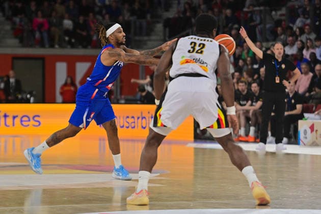 BASKET : France vs Belgique - Rouen - 28 11 2025 Andrew ALBICY ( 6 - France ) and Retin Obasohan ( 32 - Belgium ) during the FIBA European Qualifiers match between France and Belgium at Kindarena on November 28, 2025 in Rouen, France. ( Photo by Federico Pestellini PSNewz ) - RouenFrance  Copyright: xFedericoxPestellinix