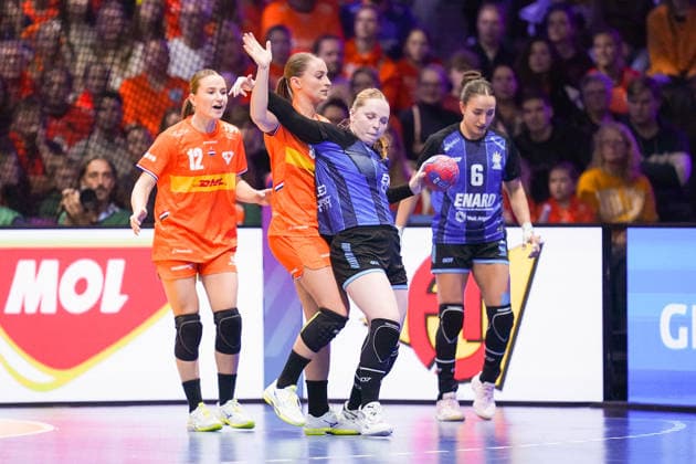 2025-11-28 Netherlands v Argentina - IHF World Women s Handball Championship ROTTERDAM, NETHERLANDS - NOVEMBER 28: Larissa Nusser of the Netherlands, Malena Cavo of Argentina during the IHF World Women s Handball Championship match between Netherlands and Argentina at Ahoy on November 28, 2025 in Rotterdam, Netherlands. Rotterdam Ahoy Netherlands Content not available for redistribution in The Netherlands directly or indirectly through any third parties. Copyright: xHenkxSeppenx