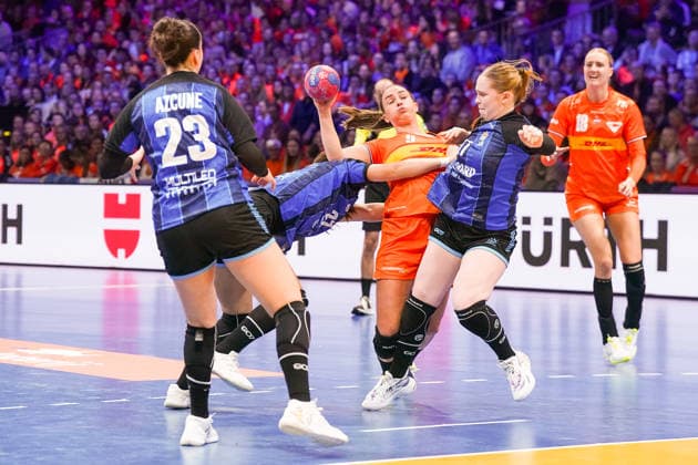 2025-11-28 Netherlands v Argentina - IHF World Women s Handball Championship ROTTERDAM, NETHERLANDS - NOVEMBER 28: Sol Azcune of Argentina, Larissa Nusser of the Netherlands, Malena Cavo of Argentina during the IHF World Women s Handball Championship match between Netherlands and Argentina at Ahoy on November 28, 2025 in Rotterdam, Netherlands. Rotterdam Ahoy Netherlands Content not available for redistribution in The Netherlands directly or indirectly through any third parties. Copyright: xHenkxSeppenx