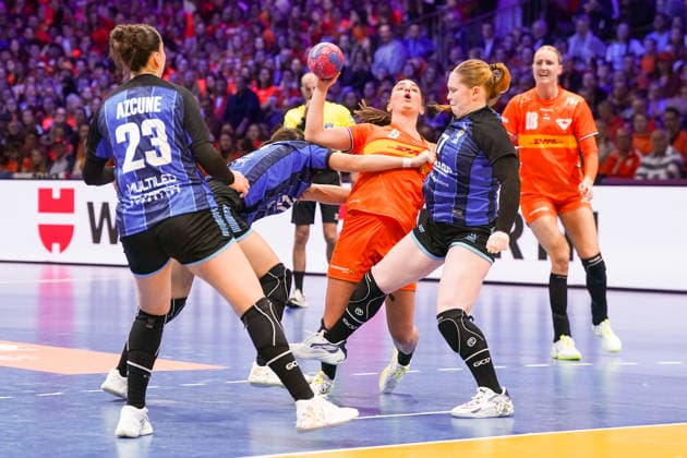 2025-11-28 Netherlands v Argentina - IHF World Women s Handball Championship ROTTERDAM, NETHERLANDS - NOVEMBER 28: Sol Azcune of Argentina, Larissa Nusser of the Netherlands, Malena Cavo of Argentina during the IHF World Women s Handball Championship match between Netherlands and Argentina at Ahoy on November 28, 2025 in Rotterdam, Netherlands. Rotterdam Ahoy Netherlands Content not available for redistribution in The Netherlands directly or indirectly through any third parties. Copyright: xHenkxSeppenx