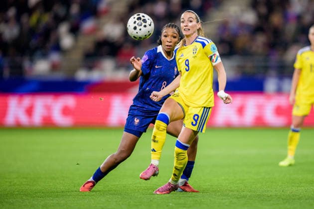 251128 Onema Grace Geyoro of France and Kosovare Asllani of Sweden during the Women s Nations League bronze medal football match between France and Sweden on November 28, 2025 in Reims Photo Ludvig Thunman BILDBYRAN code LT LT0755 fotboll football soccer fotball nations league uefa womens nations league frankrike sverige sweden dam bbeng  Copyright: LUDVIGxTHUNMAN BB251128LT056