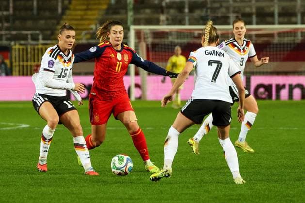 Selina Cerci 15 Germany vs Alexia Putellas Segura Spain Seleccion Espanola Femenina de Futbol , with Giulia Gwinn 7 Germany , Germany vs Spain, Football, Women, UEFA, Women™s Nations League, Season 2025 2026, Final Round 1 of 2, 28 11 2025 Kaiserslautern Rhineland-Palatinate Germany Copyright: xkolbert-press MartinxAgüerax