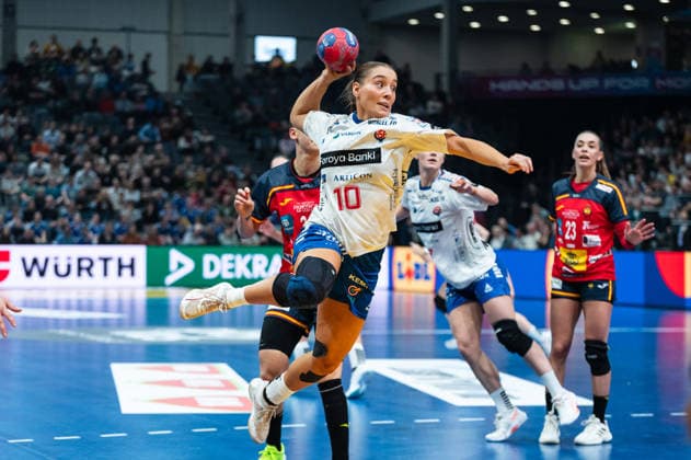 HANSEN Súna (10 Faroe Islands) takes a jump shot during the IHF Women s Handball World Championship, WM, Weltmeisterschaft game between Spain and Faroe Islands at the SWT Arena in Trier, Germany Copyright: xMartinxPitschx xSPPx Sportspressphoto_SPR66784