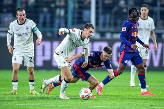 28 11 2025, Football, Borussia Mönchengladbach RB Leipzig, 1 Soccer Bundesliga, Matchday 12, Borussia Park, Season 2025 2026 Foul Christoph Baumgartner RB Leipzig 14 in duel against Florian Neuhaus Borussia Mönchengladbach 10 DFB regulations prohibit any use of photographs as image sequences and or quasi video Nordrhein Westfalen Germany