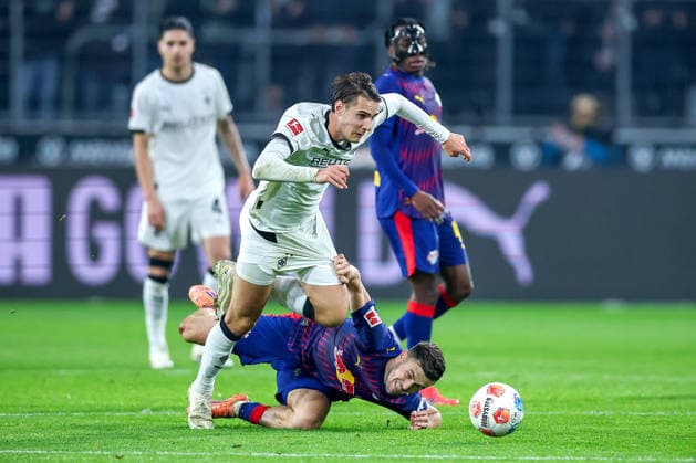 28 11 2025, Football, Borussia Mönchengladbach RB Leipzig, 1 Soccer Bundesliga, Matchday 12, Borussia Park, Season 2025 2026 Foul Christoph Baumgartner RB Leipzig 14 in duel against Florian Neuhaus Borussia Mönchengladbach 10 DFB regulations prohibit any use of photographs as image sequences and or quasi video Nordrhein Westfalen Germany