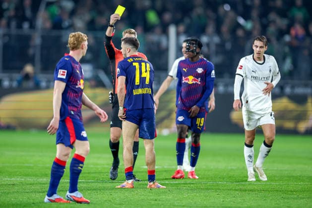 28 11 2025, Football, Borussia Mönchengladbach RB Leipzig, 1 Soccer Bundesliga, Matchday 12, Borussia Park, Season 2025 2026 Referee Timo Gerach shows Christoph Baumgartner RB Leipzig 14 the yellow card for the foul on Florian Neuhaus Borussia Mönchengladbach 10 DFB regulations prohibit any use of photographs as image sequences and or quasi video Nordrhein Westfalen Germany